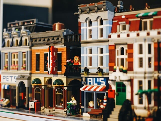 Lego Buildings with Lego people